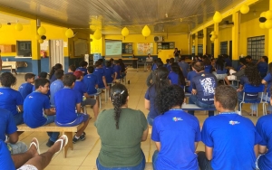 Gr&ecirc;mios estudantis debatem a&ccedil;&otilde;es de preven&ccedil;&atilde;o ao suic&iacute;dio com estudantes e professores