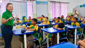 Prefeita Fl&aacute;via Moretti atende convite de alunos e faz visita &agrave; EMEB