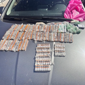 Pol&iacute;cia Militar e PRF apreendem R$ 300 mil em frascos de Monjauro e prendem casal por contrabando