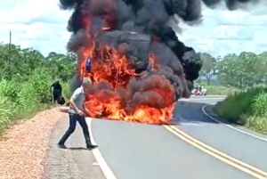 &Ocirc;nibus em chamas ap&oacute;s a colis&atilde;o
