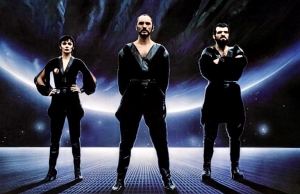 Stamp ao centro em foto do cartaz de Superman II, 1980