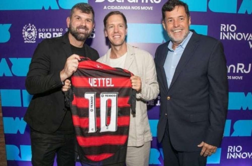 Tetra campe&atilde;o de F&oacute;rmula 1 com manto autografado por Zico