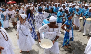 Milhares de pessoas celebram Dia de Iemanj&aacute; em cerim&ocirc;nias no Rio