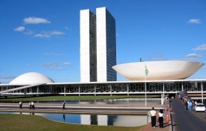 Governo pune "trai&ccedil;&otilde;es" e tenta reorganizar base