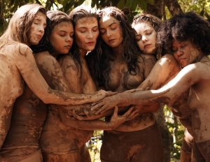 Espet&aacute;culo une dan&ccedil;a, teatro e m&uacute;sica para celebrar ancestralidade e protagonismo feminino