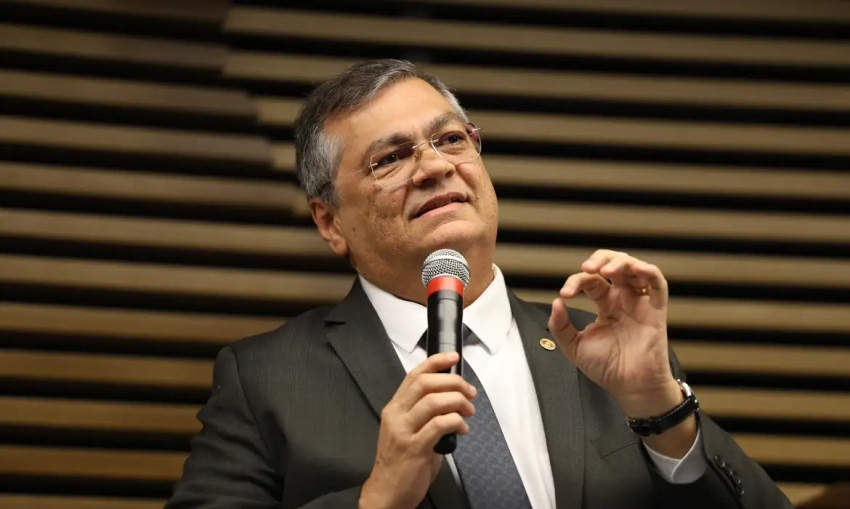 Fl&aacute;vio Dino vota pela cassa&ccedil;&atilde;o da deputada Carla Zambellib