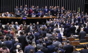 C&acirc;mara aprova urg&ecirc;ncia para projeto de anistia a golpistas