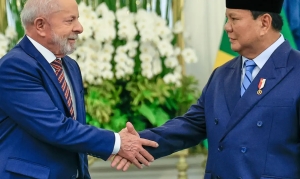 Brasil e Indon&eacute;sia firmam acordos; Lula confirma candidatura em 2026