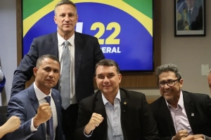 Coronel Assis ingressa no PL e &eacute; recebido por Fl&aacute;vio Bolsonaro em ato em Bras&iacute;lia
