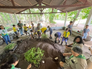 Escoteiros realizam a&ccedil;&atilde;o de educa&ccedil;&atilde;o ambiental no Horto Florestal Tote Garcia