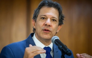 Haddad: Lula n&atilde;o vai &ldquo;abanar o rabo&rdquo; nem dizer &ldquo;I love you&rdquo; como Bolsonaro