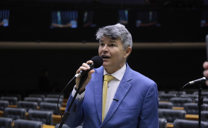 &ldquo;Se o Brasil tivesse normalidade jur&iacute;dica, o cambur&atilde;o da PF j&aacute; teria levado o ministro Alexandre algemado&rdquo;, diz Medeiros
