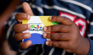 Caixa paga Bolsa Fam&iacute;lia a benefici&aacute;rios com NIS de final 3