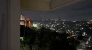 EUA lan&ccedil;am ataques militares contra Caracas; Maduro declara estado de emerg&ecirc;ncia