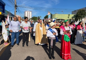 Prociss&atilde;o marca abertura das festividades de 159 anos em VG