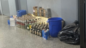 Pol&iacute;cia desmonta f&aacute;brica clandestina de whisky e vodka em V&aacute;rzea Grande