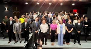 &ldquo;Democracia &eacute; mais que votar&rdquo;, afirma Pedro Taques em palestra que abriu VI Jornada Jur&iacute;dica da Famutum