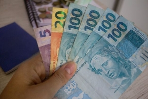 Sal&aacute;rio m&iacute;nimo de R$ 1.621 come&ccedil;a a ser pago nesta segunda-feira