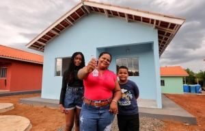 Governo de MT entrega chaves de 32 casas gratuitas do SER Fam&iacute;lia Habita&ccedil;&atilde;o a fam&iacute;lias de Parana&iacute;ta