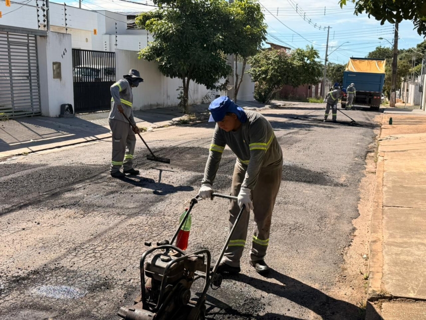 Prefeitura de Cuiab&aacute; amplia equipes e realiza tapa-buracos simultaneamente em v&aacute;rios pontos