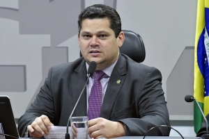 Alcolumbre recha&ccedil;aria cargos nos Correios por vaga no STF, dizem fontes