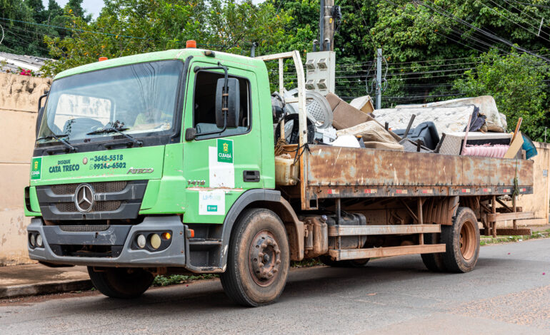  Prefeitura de Cuiabá combate descarte irregular com operação Cata-treco em 16 bairros esta semana